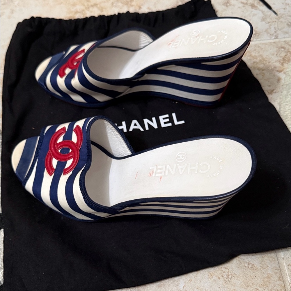CHANEL Cruise line Navy, White & Red Striped Wedge Slide Sandals size EU41 - Picture 3 of 9